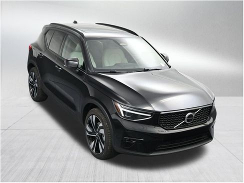 New 2026 Volvo XC40 B5 Plus w/ Protection Package Premier AWD/4WD image 19