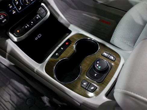 Used 2023 GMC Acadia SLE w/ Driver Convenience Package image 17