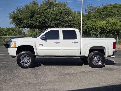 Used 2009 Chevrolet Silverado 1500 LT w/ Texas Edition AWD/4WD image 4