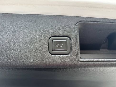 Used 2024 GMC Terrain SLT AWD/4WD image 17