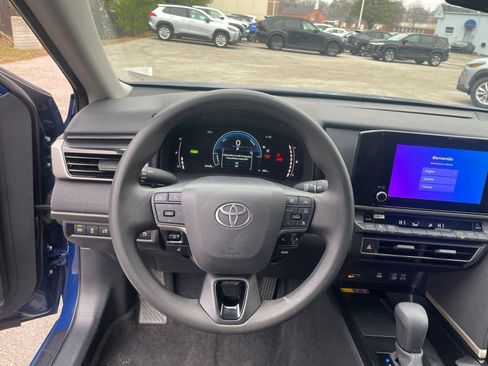Used 2025 Toyota Camry LE image 32