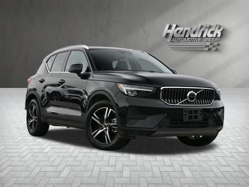 Used 2025 Volvo XC40 B5 Core image 2