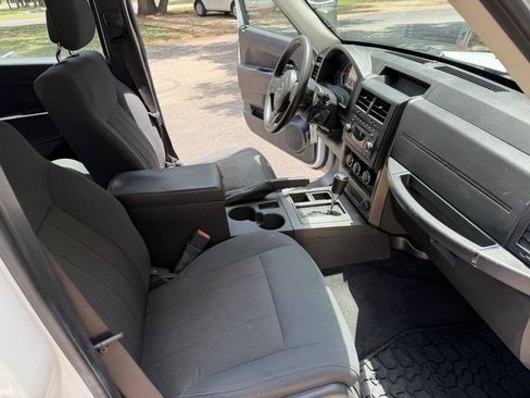 Used 2012 Jeep Liberty Sport RWD image 20