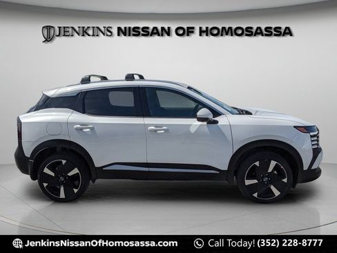 Certified 2025 Nissan Kicks SR FWD image 2