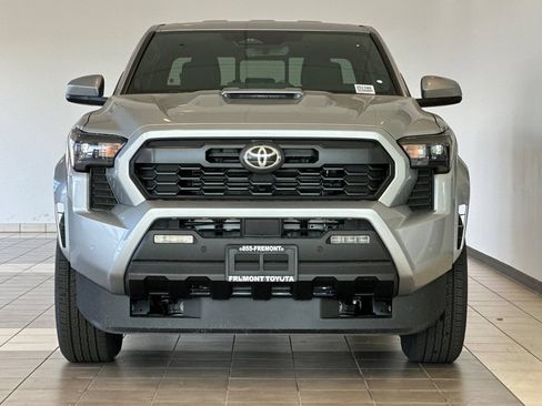 Used 2025 Toyota Tacoma TRD Sport w/ TRD Sport Upgrade Package AWD/4WD image 4