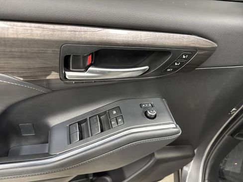 Used 2024 Toyota Highlander Limited image 28