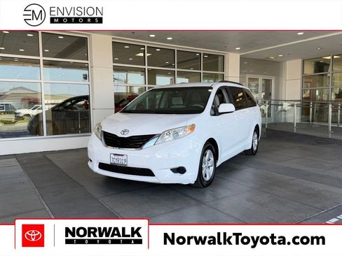 Used 2014 Toyota Sienna LE FWD image 1