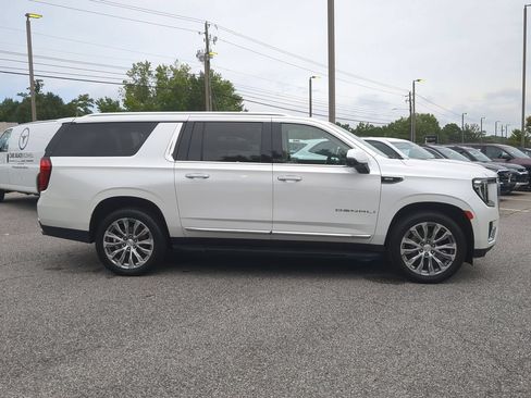 Used 2022 GMC Yukon XL Denali AWD/4WD image 9