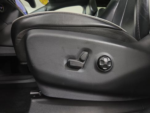 Used 2024 Chrysler Pacifica Premium FWD image 32