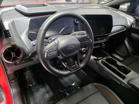 Used 2025 Chevrolet Equinox EV RS w/ Convenience Package II image 2