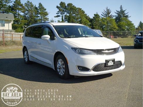 Used 2019 Chrysler Pacifica Touring-L image 7