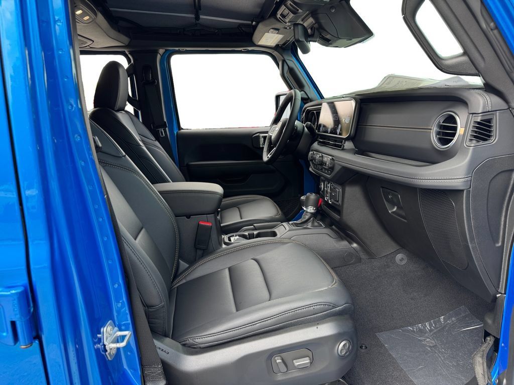 New 2025 Jeep Wrangler Unlimited Sahara AWD/4WD image 15