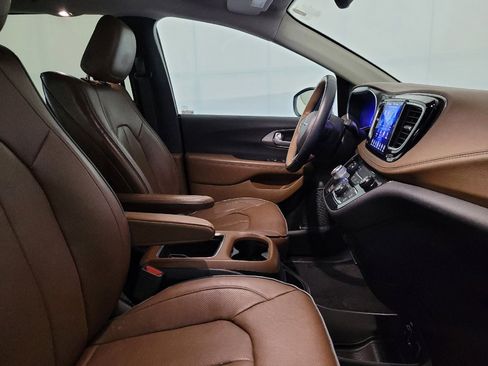 Used 2017 Chrysler Pacifica Limited FWD image 21