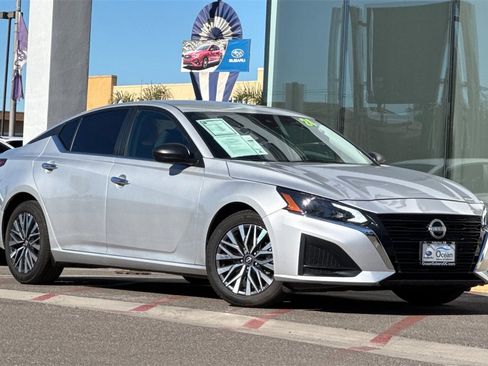 Used 2024 Nissan Altima 2.5 SV image 2