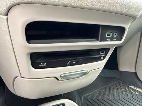 Used 2020 Chrysler Pacifica Limited w/ Tire & Wheel Group FWD image 18