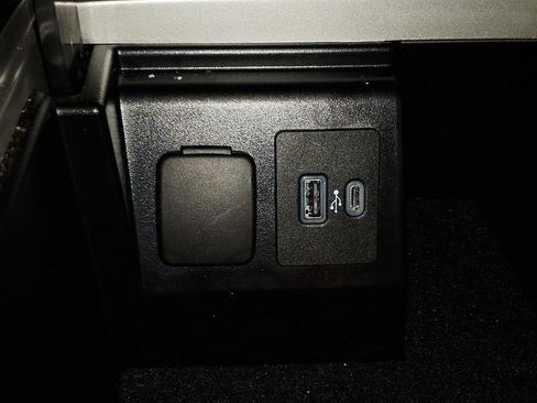 Used 2023 Ford Explorer XLT w/ Equipment Group 202A AWD/4WD image 25