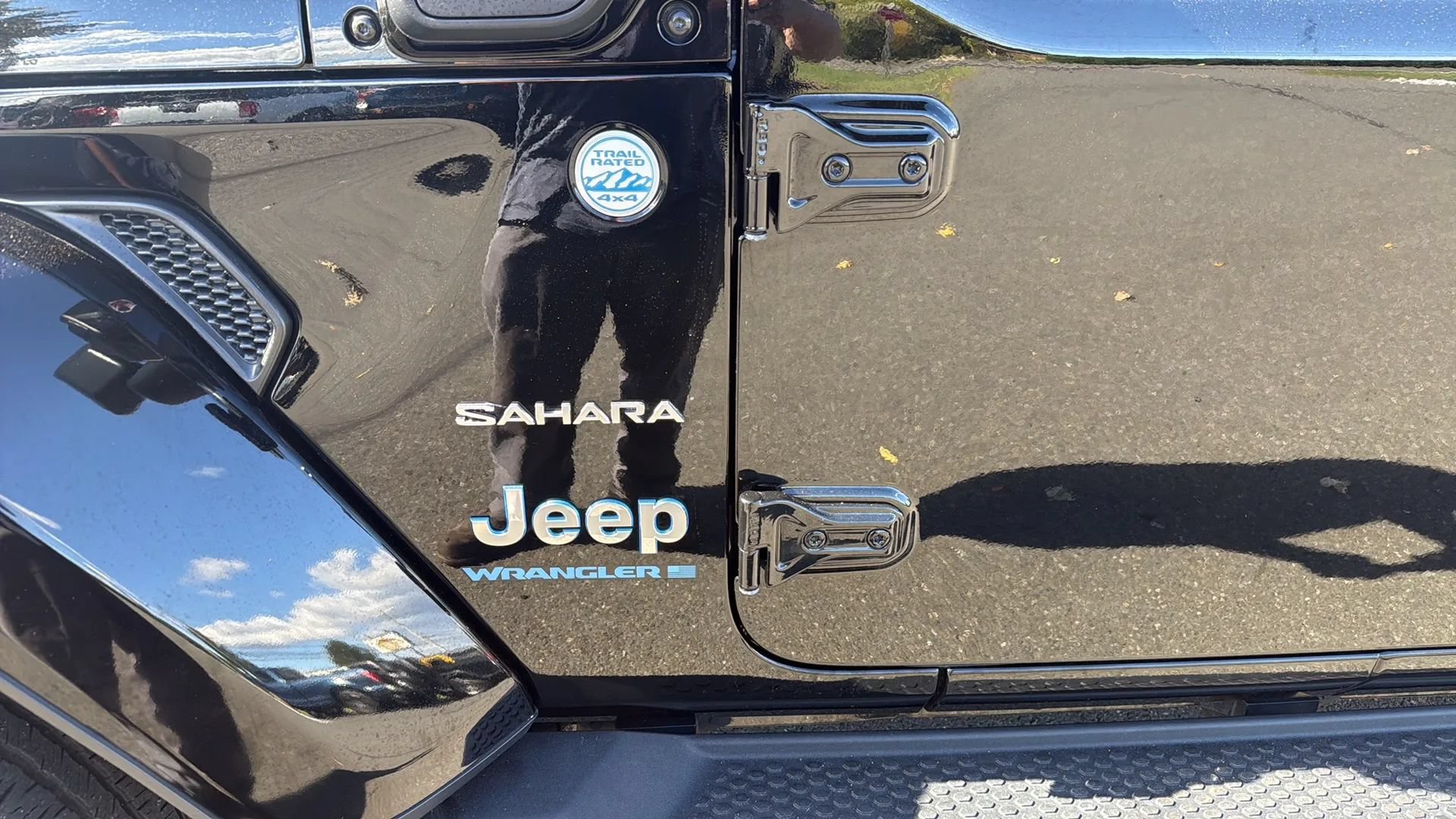 Used 2024 Jeep Wrangler Unlimited Sahara w/ Technology Group AWD/4WD image 24