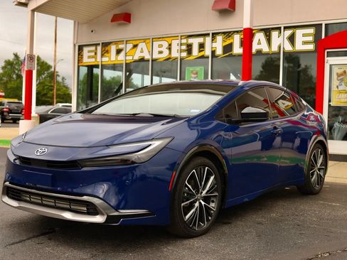 Used 2024 Toyota Prius XLE FWD image 1
