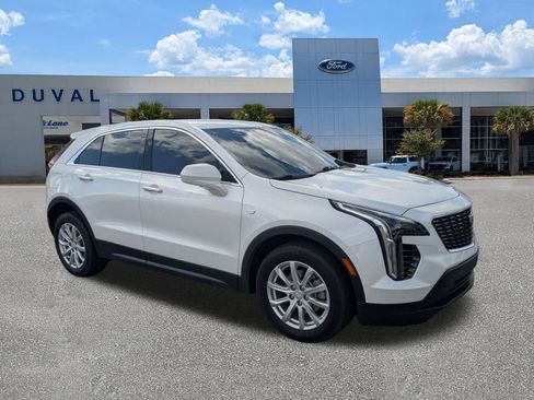 Used 2023 Cadillac XT4 Luxury w/ Cold Weather Package FWD image 2
