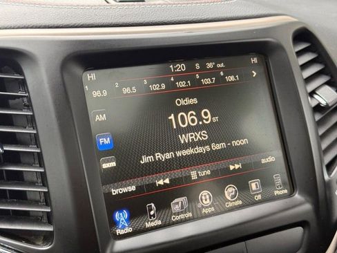 Used 2017 Jeep Cherokee Latitude w/ Comfort/Convenience Group image 23