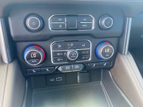 Used 2022 Chevrolet Suburban LT w/ Luxury Package AWD/4WD image 24