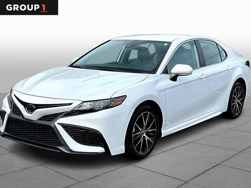 Used 2023 Toyota Camry SE image 1