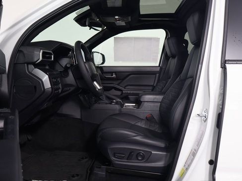 Used 2025 Toyota Tacoma TRD Off-Road image 10