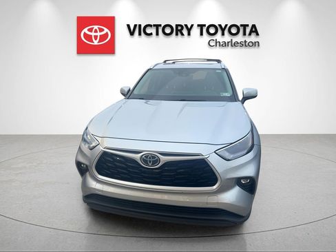 Used 2022 Toyota Highlander XLE image 2