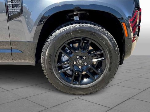 New 2025 Land Rover Defender 90 X-Dynamic SE image 10