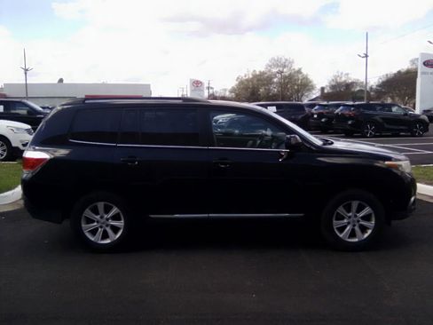 Used 2012 Toyota Highlander SE w/ Tow Pkg image 2