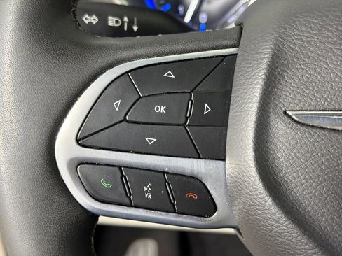 Used 2024 Chrysler Pacifica Touring-L FWD image 23