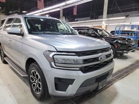 Used 2023 Ford Expedition XLT image 4
