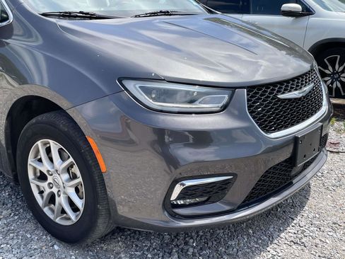 Used 2023 Chrysler Pacifica Touring-L FWD image 4