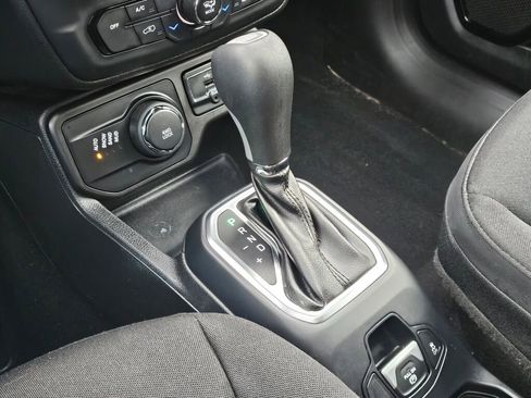 Used 2018 Jeep Renegade Altitude image 25