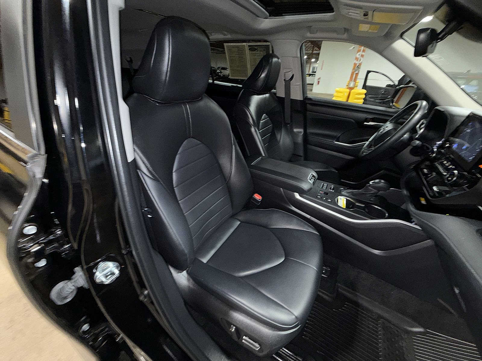 Used 2024 Toyota Highlander XLE AWD/4WD image 16