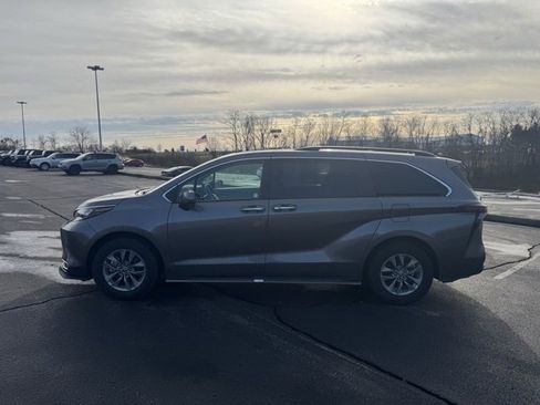 Used 2024 Toyota Sienna XLE image 6