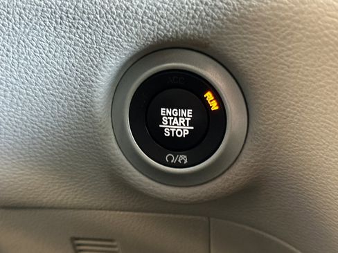 Certified 2023 Chrysler Pacifica Limited image 24