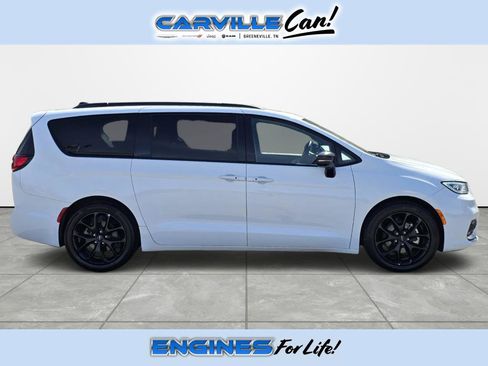 Used 2025 Chrysler Pacifica Limited FWD image 3