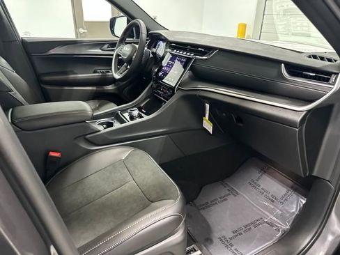 New 2025 Jeep Grand Cherokee Altitude image 10