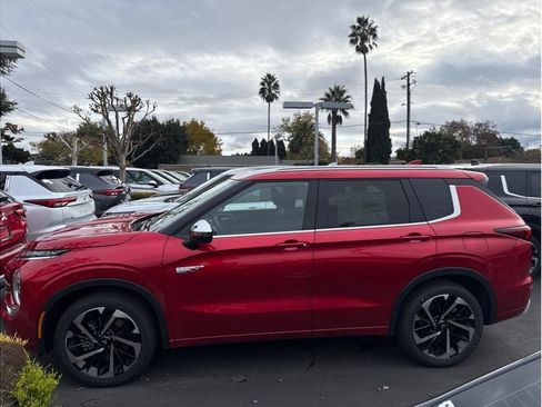 Used 2025 Mitsubishi Outlander SEL image 9