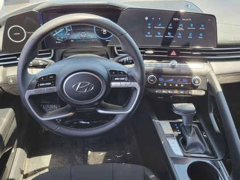 Used 2023 Hyundai Elantra SEL w/ Convenience Package FWD image 6