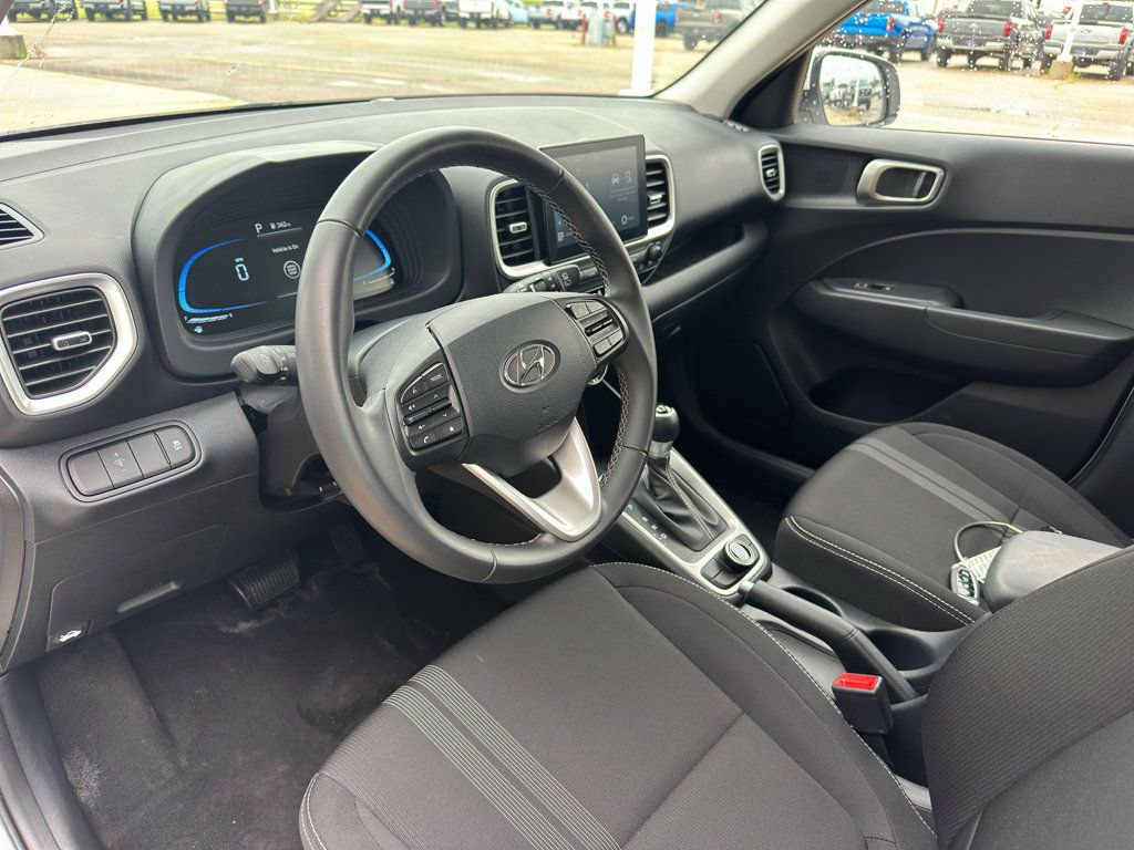 Used 2025 Hyundai Venue SEL FWD image 12