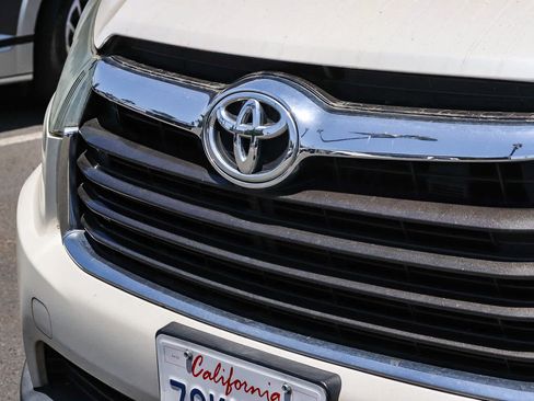 Used 2014 Toyota Highlander Limited FWD image 3