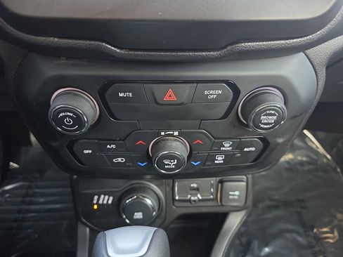 Used 2020 Jeep Renegade Latitude w/ Cold Weather Group image 20