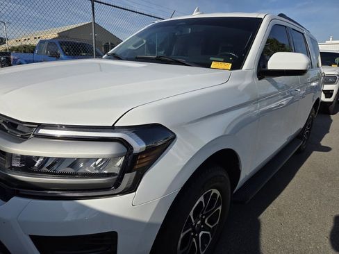 Used 2023 Ford Expedition XLT image 4