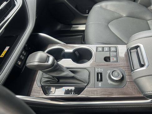 Used 2023 Toyota Highlander Platinum image 32