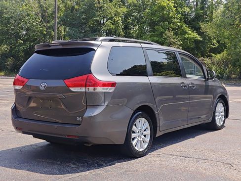 Used 2012 Toyota Sienna XLE image 3