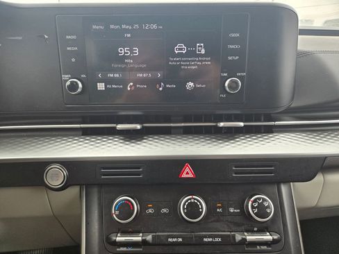 Used 2024 Kia Carnival LX FWD image 10