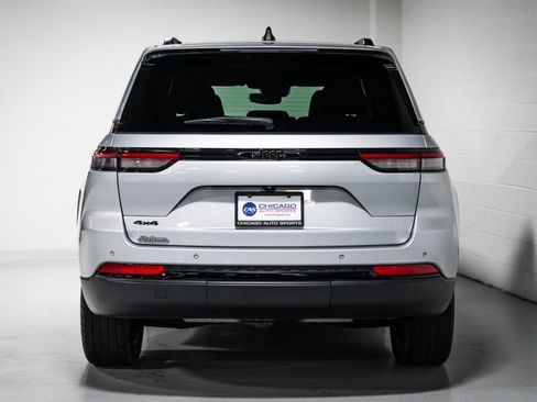 Used 2023 Jeep Grand Cherokee Altitude AWD/4WD image 4