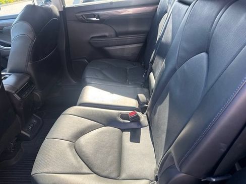 Used 2022 Toyota Highlander Limited AWD/4WD image 9
